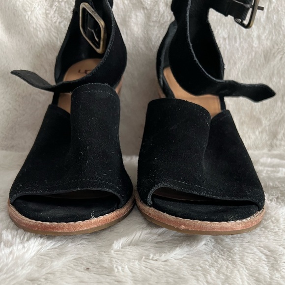 Ugg size 8 1/2 black strap chunky heeled sandals. Great condition. - Picture 3 of 7